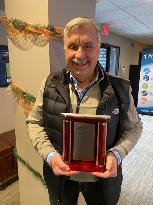 TAG President Randy Jacobs with ICAHN Award.