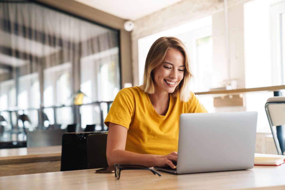 Woman sitting at her desk and using her laptop.